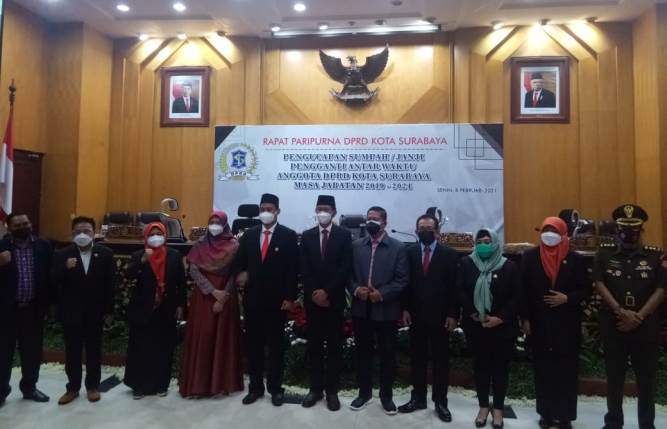 Rapat paripurna DPRD Surabaya pengucapan sumpah Cahyo menggantikan Ibnu Shobir. Rafika Yahya/JawaPos.com - Image