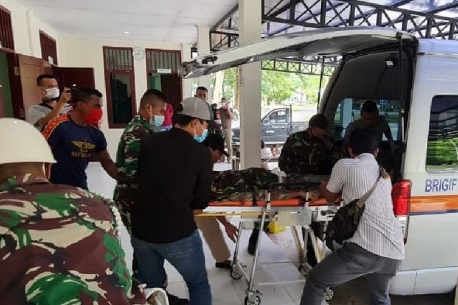 Jenazah Prada Ginanjar yang gugur dalam kontak tembak dengan KKB di Kampung Mamba, Intan Jaya, Senin (15/2) tiba di Timika. Antara - Image