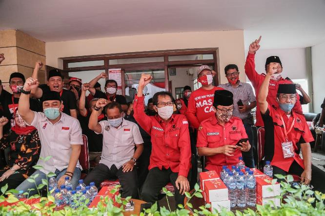 Eri Cahyadi (kiri) dan Armuji (dua dari kiri) di halaman kantor DPC PDIP Surabaya. PDIP for JawaPos - Image