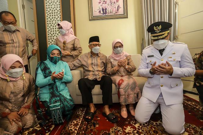 Eri Cahyadi (kanan) ketika melakukan sungkeman ke keluarga (PDIP for Jawa Pos) - Image