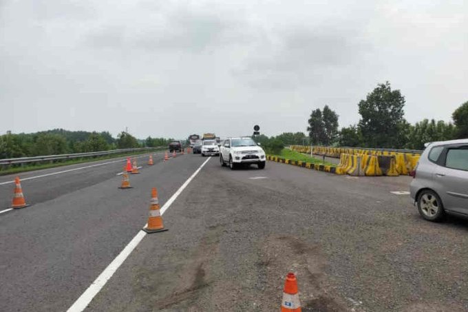 Pemberlakuan lawan arah di Tol Cipali, akibat jalur arah Jakarta di Km 122 ambles. Humas Tol Cipali/Antara - Image