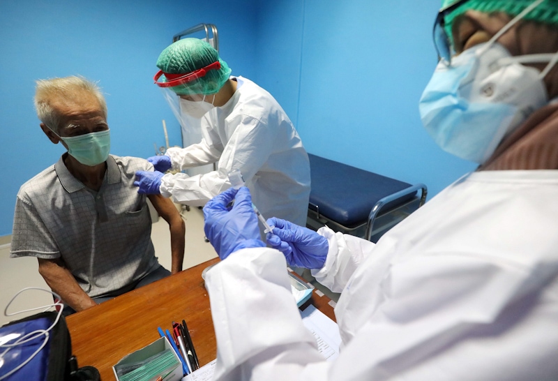 Petugas kesehatan menyuntikkan vaksinasi COVID-19 pada warga lanjut usia (lansia) di RSUD Tanjung Priok, Jakarta Utara, Sabtu (20/2/2021). Pemerintah mulai memberikan vaksinasi COVID-19 tahap kedua yang dimulai dari ibu kota provinsi di seluruh Indonesia - Image