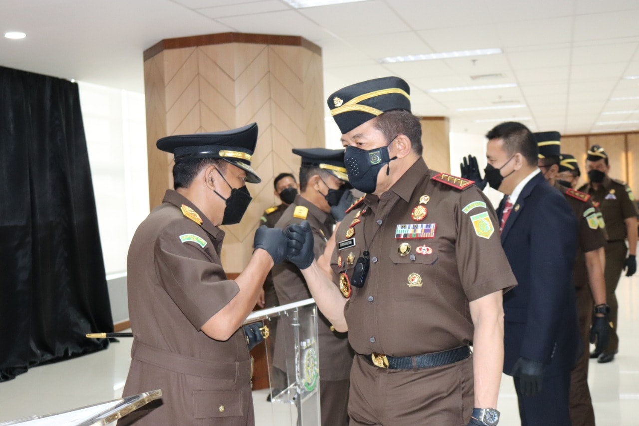 Jaksa Agung Sanitiar Burhanuddin melantik 14 pejabat Kejaksaan Agung (Kejagun) di Auditorium Gedung Menara Kartika Adhyaksa Kejaksaan Agung, Rabu (17/2). Foto: Dokumen Kejaksaan Agung RI. - Image