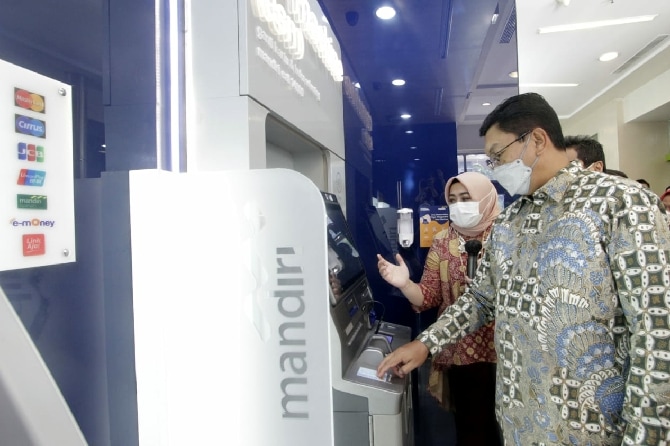 Direktur Utama Bank Mandiri Darmawan Junaidi dalam peluncuran kantor cabang Bank Mandiri tematik yang mengusung konsep edukatif atau edu-branch di kawasan Pondok Indah Mal 1, Jakarta. - Image