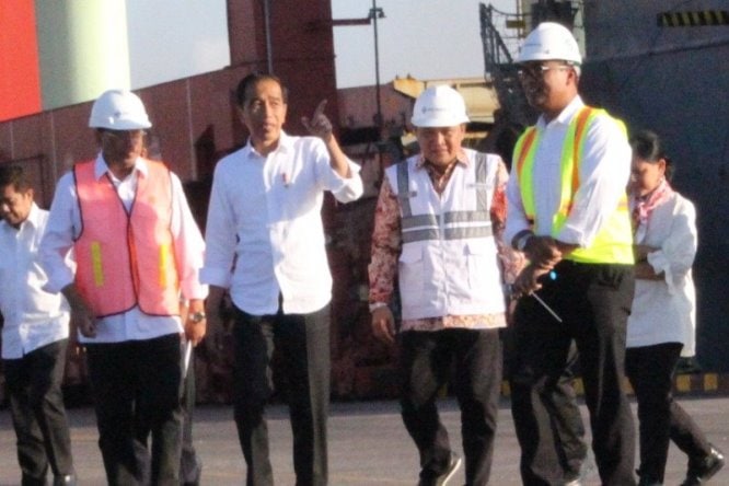 Presiden Jokowi (dua dari kiri) ketika meninjau Pelabuhan Tenau Kupang beberapa waktu lalu. Bernadus Tokan/Antara - Image