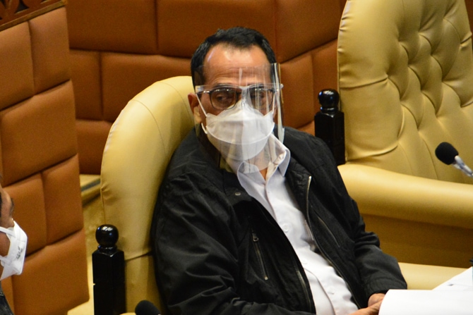Menteri Perhubungan Budi Karya Sumadi mengikuti Rapat Dengar Pendapat (RDP) dengan komisi V DPR, di Kompleks Parlemen, Senayan, Jakarta, Rabu (3/2/2021). Rapat tersebut membahas mengenai musibah jatuhnya Pesawat Sriwijaya Air Nomor Penerbangan SJ-182. Fo - Image