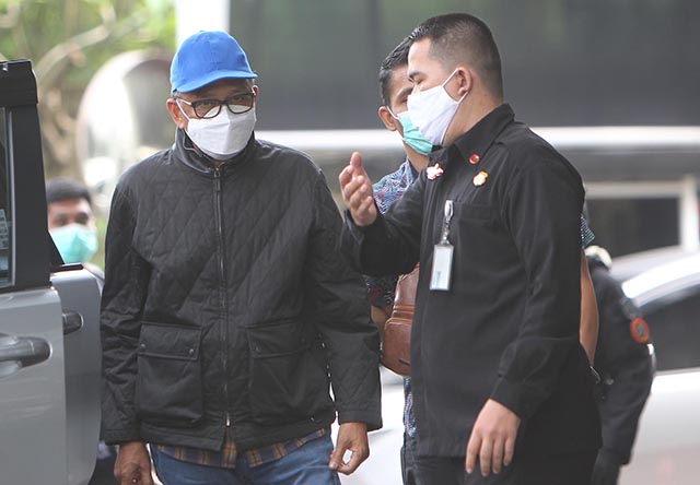 Gubernur Sulawesi Selatan Nurdin Abdullah tiba di Gedung KPK Jakarta, Sabtu pagi (27/2/2021). KPK melakukan Operasi Tangkap Tangan (OTT) terhadap Gubernur Sulawesi Selatan Nurdin Abdullah pada Sabtu (27/2/2021) dini hari di Rumah Jabatan Gubernur Sulsel, - Image