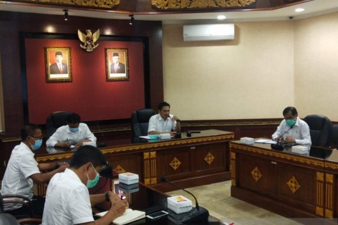Kepala Biro Pemerintahan dan Kesra Setda Provinsi Bali I Ketut Sukra Negara memimpin rakor bersama jajaran kabupaten/kota. Rhisma/Antara - Image