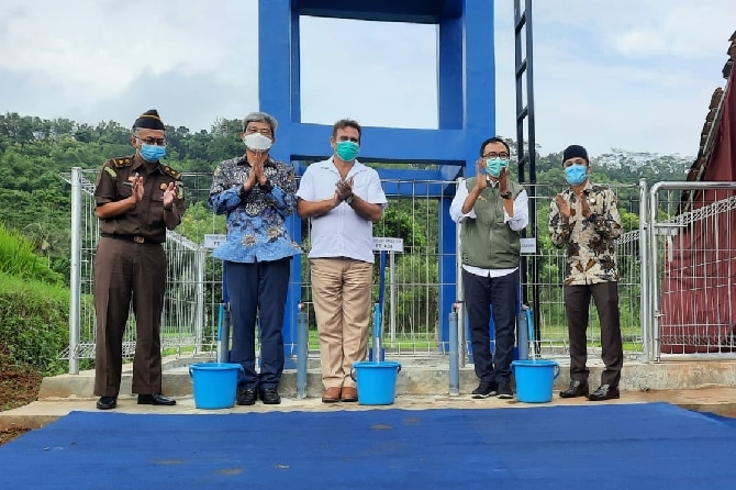 BERKONTRIBUSI: Dari Kiri, Kasi Intel Kejari Hendra, Presdir PT.TSPM (KT&G), Presdir PT.AOI, Bupati Pamekasan dan Wakil Ketua DPRD Pamekasan Syafiuddin dalam acara peresmian dan penyerahan CSR Tandon dan Fasilitas Cuci Tangan di Desa Pamoroh. - Image
