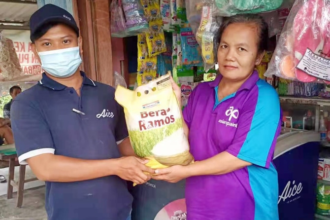 Pemilik Toko/Warung yang masuk dalam jaringan penjualan Es Krim Aice mendapatkan beras dari AICE lewat program - Image