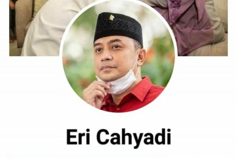 Akun penipu mencatut nama dan foto Eri Cahyadi beredar di media sosial Facebook. (ANTARA/Media Center Eri-Armuji) - Image