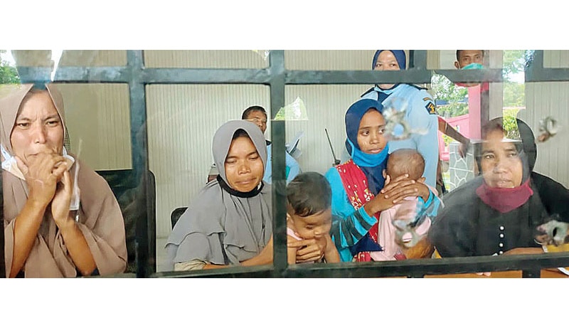 DI BALIK JENDELA RUTAN: Empat IRT yang ditahan di Rutan Praya, Lombok Tengah. Dua IRT terpaksa memba balita ke rutan karena masih menyusui. (APRIADI FOR LOMBOK POST) - Image