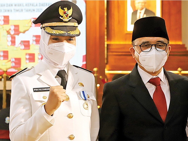BUPATI-MANTAN BUPATI: Bupati Banyuwangi Ipunk Fiestiandani ditemani suaminya, Abdullah Azwar Anas, setelah pelantikan kemarin. (FRIZAL/JAWA POS) - Image