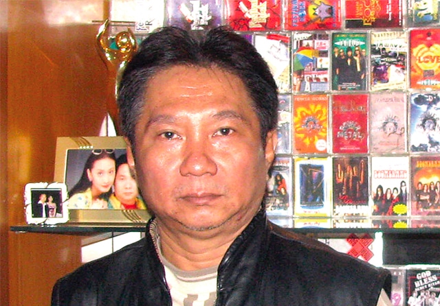 KENYANG PENGALAMAN: Produser musik rock Log Zhelebour bersedia memoles band rock lagi demi kembalinya pamor musik rock. (LUCKY NUR HIDAYAT/JAWA POS) - Image