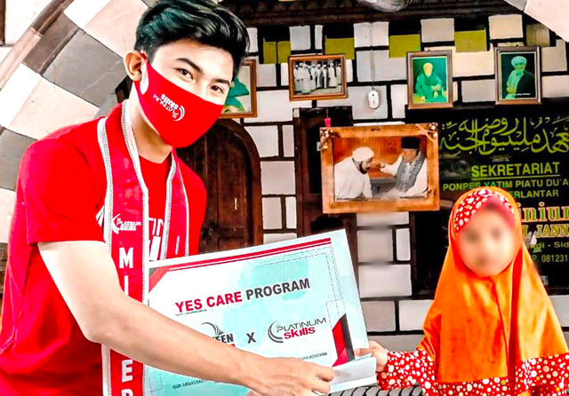 MISI PERTAMA: Andrian berkunjung ke Pondok Milenium Sidoarjo (2/2) dalam program advokasi Yes Care yang juga menandai launching program tersebut. (Mister Teen Indonesia for Jawa Pos) - Image