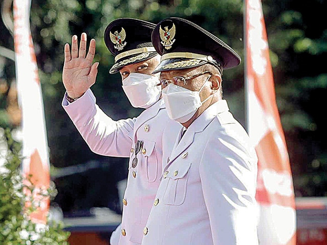 PENERUS RISMA: Wali Kota Surabaya Eri Cahyadi dan Wakil Wali Kota Armudji di Gedung Negara Grahadi, Surabaya, kemarin (26/2). (ALFIAN RIZAL/JAWA POS) - Image