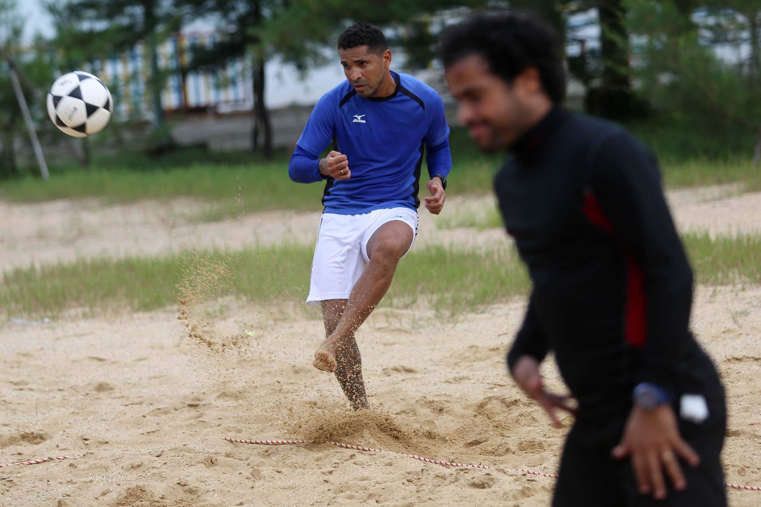 OPSI: Beto Gonsalves melakukan permainan bola Pantai di Surabaya, Sabtu (30/1/2021)Latihan terse but dilakukan untuk mengisi waktu luang saat laga pertandingan bola berhenti akibet pandemi virus korona. Permainan tersebut juga menjaga kebugaran dan keseha - Image
