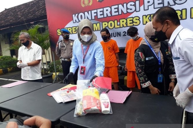 Polres Kediri Kota saat gelar perkara di Mapolres Kediri Kota, Selasa (9/3). Antara - Image