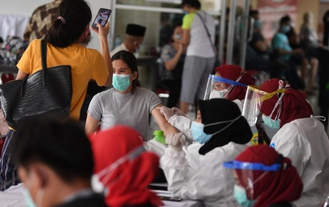 Petugas kesehatan menyuntikan vaksin Covid-19 kepada pedagang di Blok A Pasar Tanah Abang Jakarta, Kamis (25/2). Wahyu Putro A./Antara - Image
