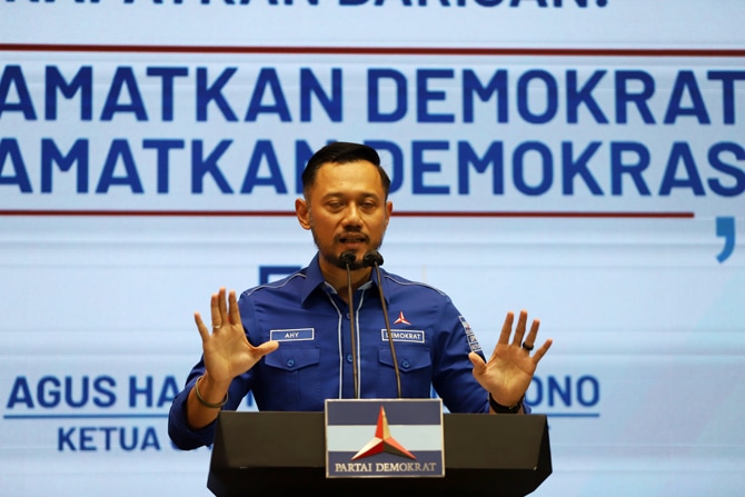 Ketua Umum Partai Demokrat Agus Harimurti Yudhoyono alias AHY menyampaikan keterangan kepada wartawan terkait Kongres Luar Biasa (KLB) Partai Demokrat yang dinilai ilegal di Jakarta, Jumat (5/3/2021). AHY mengecam KLB yang berlangsung di Deli Serdang, Sum - Image