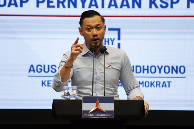 Ketua Umum Partai Demokrat Agus Harimurti Yudhoyono alias AHY saat menyampaikan keterangan kepada wartawan terkait pernyataan Kepala Staf Kepresidenan Moeldoko di Jakarta, Senin (23/3/2021). AHY menyatakan bahwa Moeldoko saat ini mencari pembenaran atas k - Image