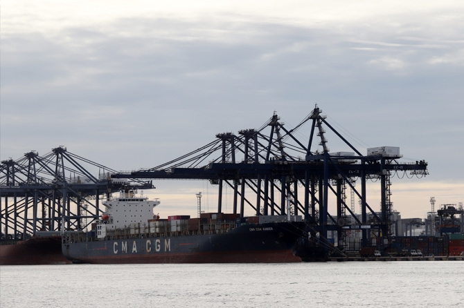 Suasana aktivitas bongkar muat peti kemas di Jakarta International Container Terminal (JICT), Tanjung Priok, Jakarta Utara, Sabtu (21/3/2021). Badan Pusat Statistik (BPS) merilis nilai ekspor Indonesia Februari 2021 yang mencapai US$15,27 miliar. Angka in - Image