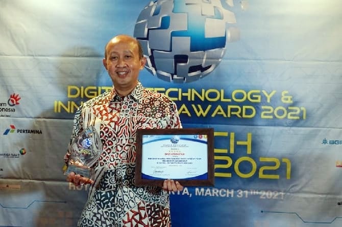 Direktur Teknologi dan Informasi BPJS Kesehatan Edwin Aristiawan menerima langsung penghargaan dari Digital Technology & Innovation Award 2021 yang diselenggarakan oleh iTech - IT Telco Performance & Competitivenes, Rabu (31/3). - Image