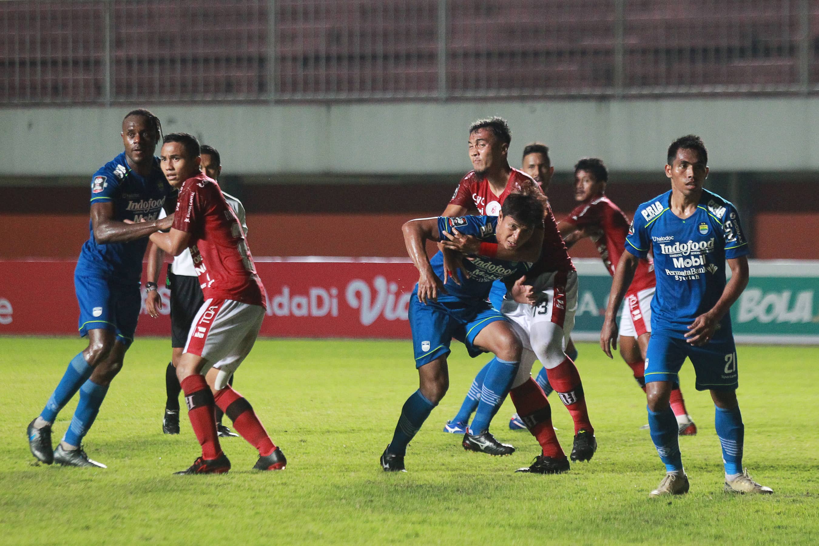 Pemain Bali United Gunawan Dwi Cahyo berjibaku dengan pemain Persib Bandung Achmad Jufriyanto dalam pertandingan Piala Menpora di Stadion Maguwoharjo, Sleman, Rabu (24/3). Pertandingan berakhir imbang dengan skor 1-1. foto : Guntur Aga Tirtana/Radar Jogja - Image