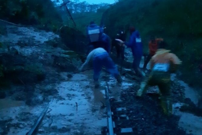 Jalur kereta api di KM 87+500 antara Stasiun Pohgajih–Kesamben, Blitar, Jatim, mengalami longsor akibat hujan deras yang melanda wilayah itu, Minggu (7/3) malam. Daop 8 Surabaya/Antara - Image
