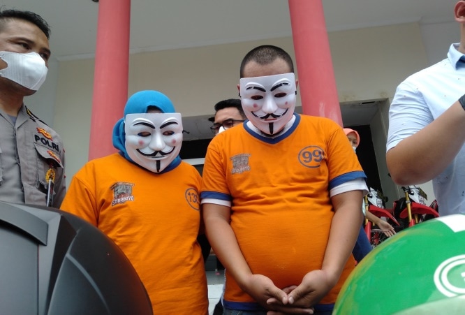 Kedua pelaku di Mapolrestabes Surabaya. Rafika Yahya/JawaPos.com - Image