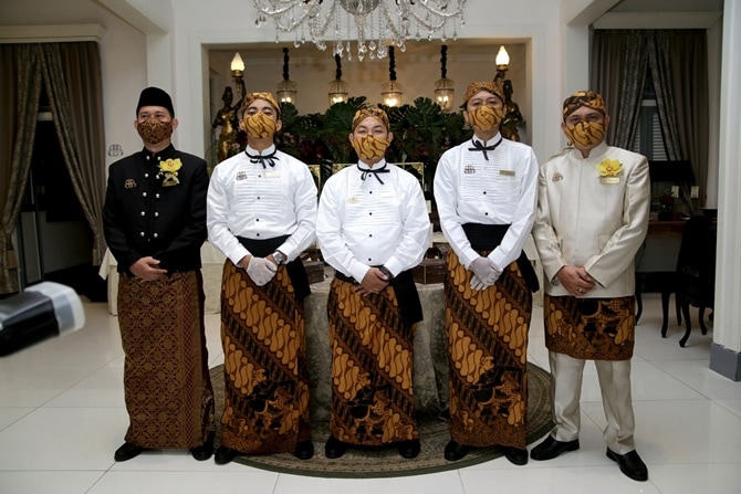 Selain dekorasi dan menu makanan yang baru, seluruh staf dan pramusaji BungaRampai pun mengenakan seragam baru karya dari Sebastian Gunawan. - Image