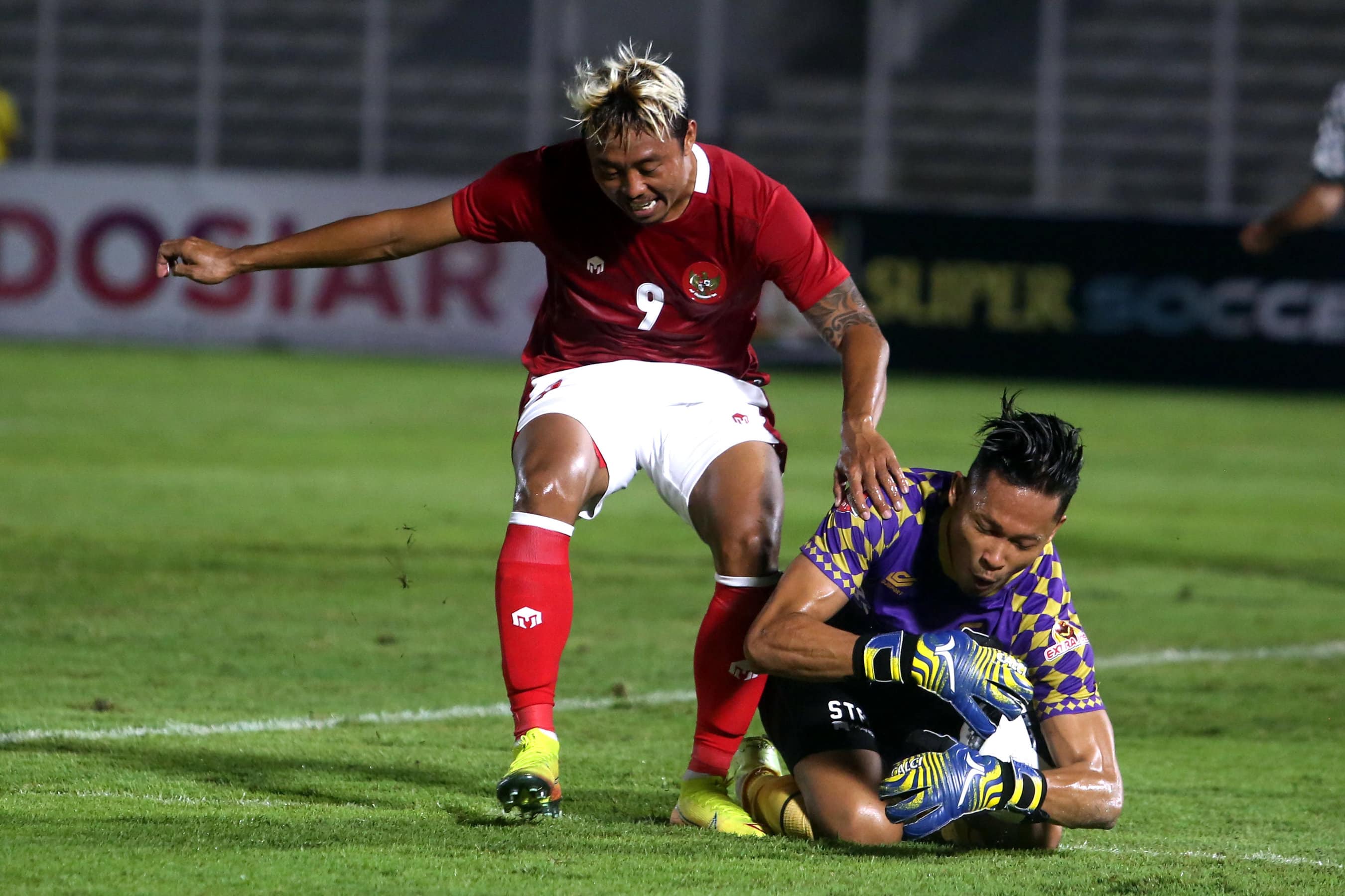 Kushedya Hari Yudo (jersey merah) saat memperkuat Timnas Indonesia. (HARITSAH ALMUDATSIR/JAWA POS) - Image
