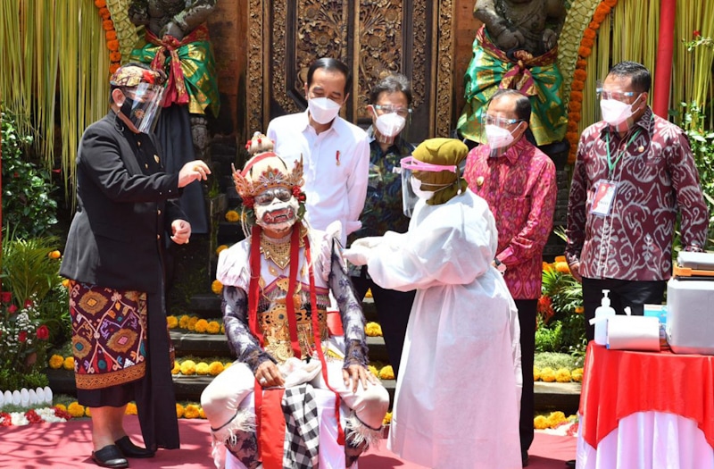 Presiden Jokowi menghadiri vaksinasi massal di Puri Saren Agung, Ubud, Kab Gianyar (16/3/2021) Peseta vaksinasi adalah para pelalu industrusi Pariwisata, perwakilan umat beragama, perwakilan budayawan, perwakilan pemuda dan masyarakat umum setempat. Jumla - Image