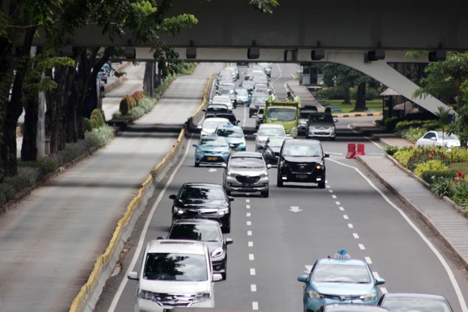 Sejumlah kendaraan roda empat melintas dikawasan Jalwan Sudirman, Jakarta, Senin (1/03/2021). Pemerintah Provinsi DKI Jakarta menggodok regulasi pembatasan usia kendaraan 10 tahun di Jakarta. Aturan ini rencananya diberlakukan secara resmi pada 2025 mend - Image