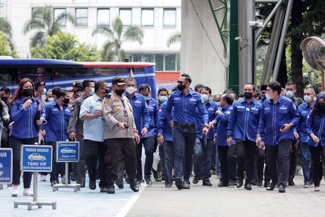 Ketua Umum Partai Demokrat Agus Harimurti Yudhoyono (AHY) (tengah) didampingi pendukungnya berjalan memasuki Kementerian Hukum dan HAM untuk menyerahkan berkas keabsahan organisasi dan AD/ART partai di Jakarta, Senin (8/3/2021). AHY meminta pemerintah men - Image