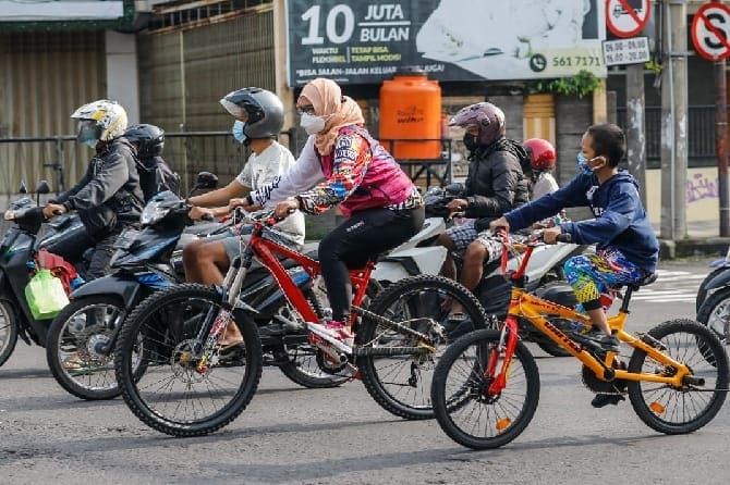 DAMPAK BURUK: Motor dan mobil adalah penyumbang polusi nomor 1 pencemaran udara. Sebanyak 60 persen pencemaran udara disebabkan motor dan mobil yang menggunakan BBM dengan oktan rendah sehingga berdampak jelek untuk lingkungan. - Image
