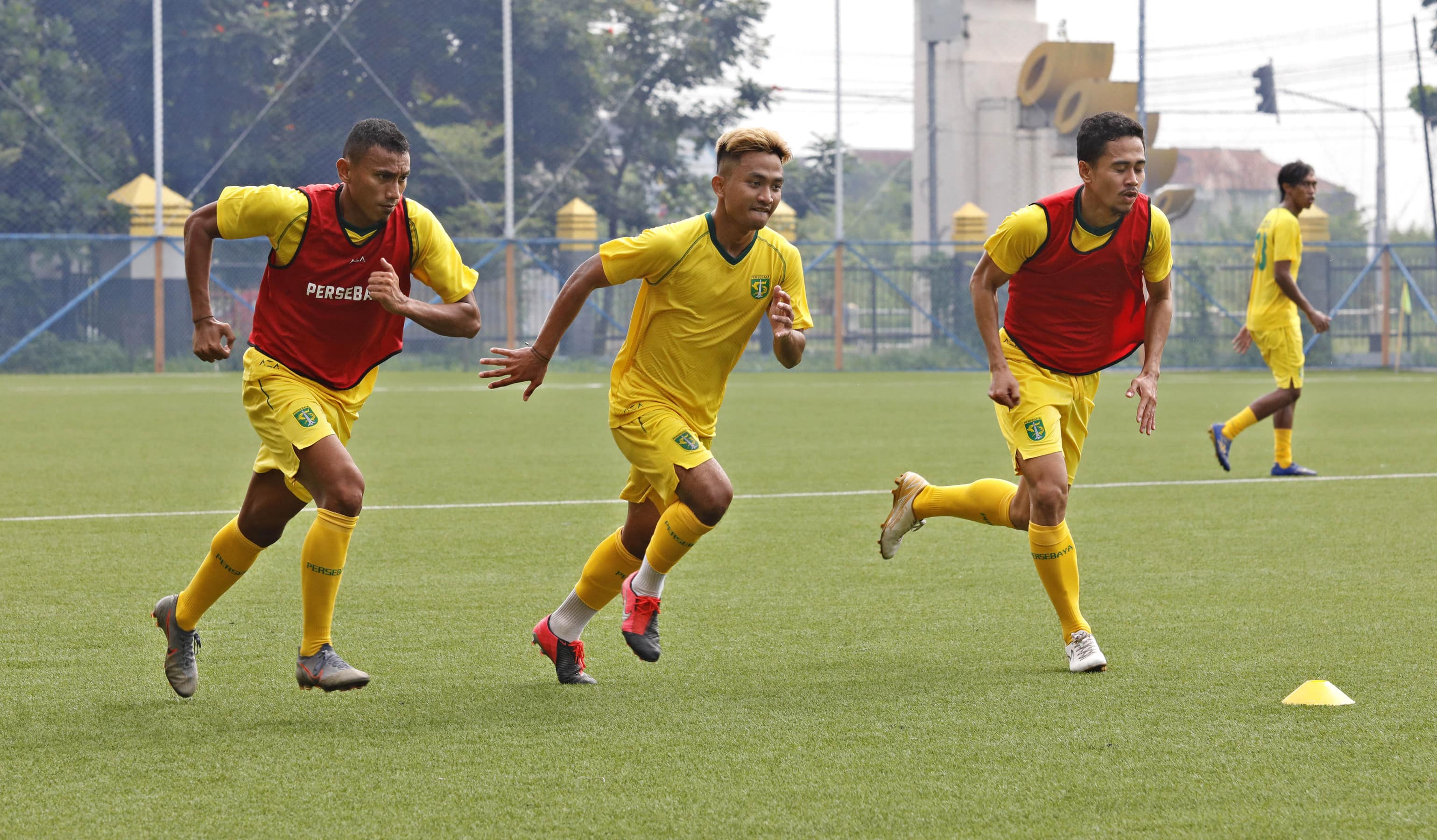 (dari kiri) Rivaldi Bawuo, Hambali Tolib dan Reva Adi Utama, para pemain Persebaya saat berlatih di Lapangan Sintetis Si Jalak Harupat, Bandung, kemarin (27/3). FOTO: Angger Bondan/Jawa Pos - Image
