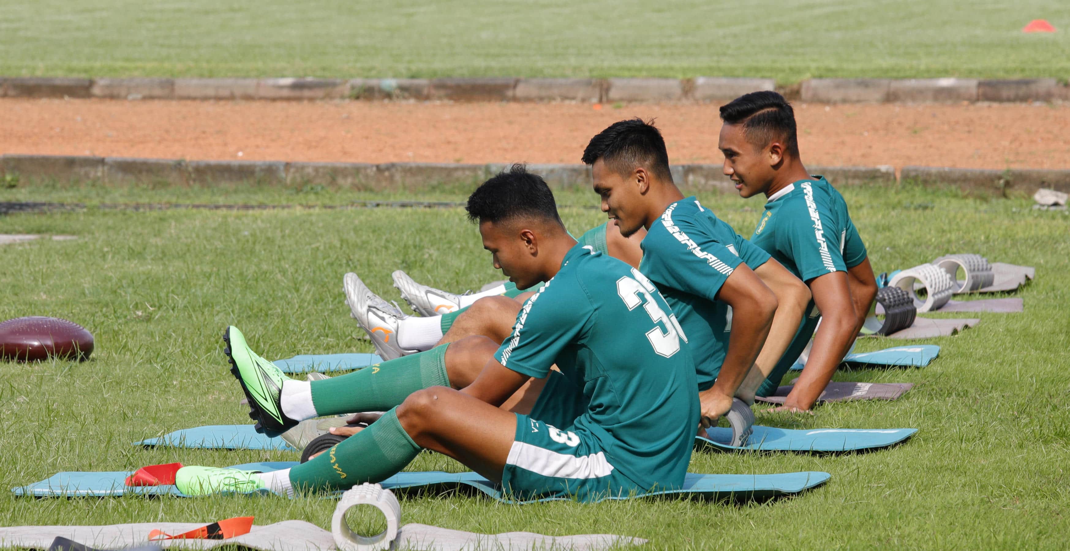 (dari kiri) Koko Ari, Rachmat Irianto, dan Rizky Ridho para pemain Persebaya melakukan peregangan otot sebelum latihan dimulai di Lapangan Jenggolo, Sidoarjo, kemarin (10/3). FOTO: Angger Bondan/Jawa Pos - Image