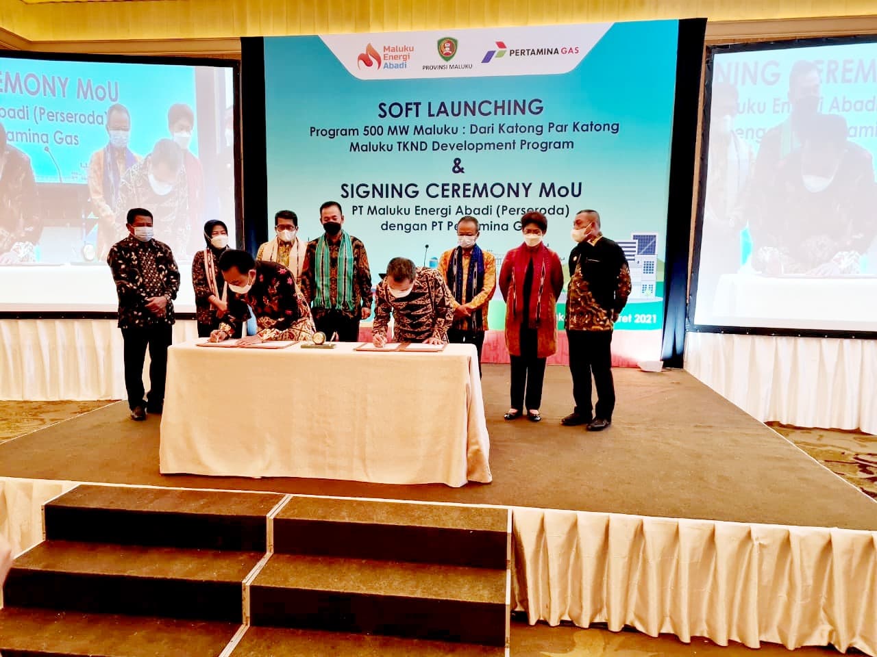 Direktur Utama Pertagas Wiko Migantoro menandatangani MOU dengan Direktur Utama PT Maluku Energi Abadi (Perseroda), Musalam Latuconsina, untuk Rencana Kerjasama Pengembangan dan Pembangunan Infrastruktur Gas Bumi di Provinsi Maluku. - Image
