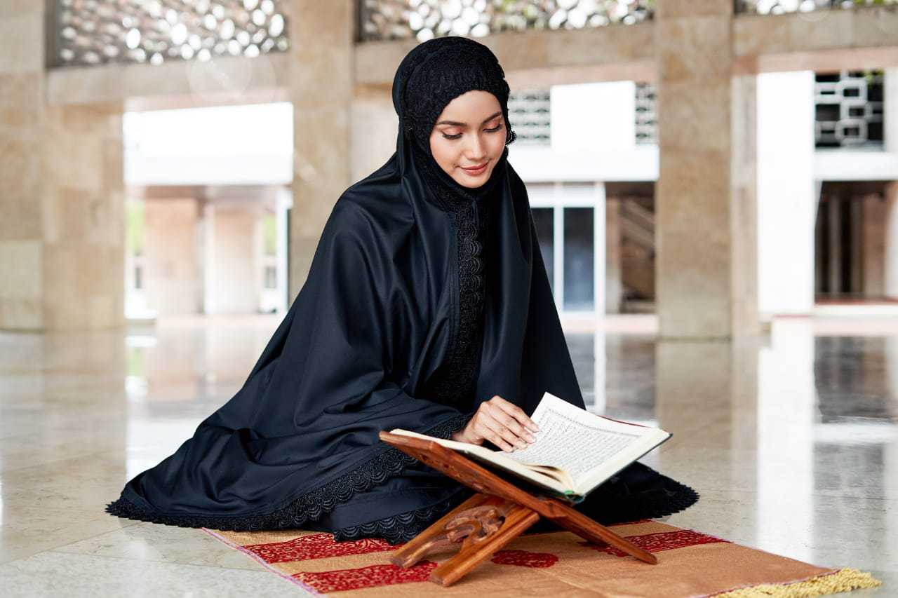 Mukena dengan warna hitam bordir bunga. (Siti Khadijah) - Image