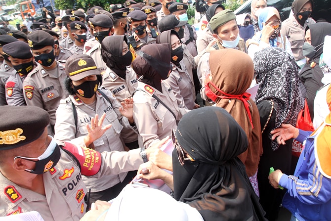 Massa pendukung Rizieq Shihab saat berlangsungnya sidang lanjutan kasus pelanggaran protokol kesehatan dengan terdakwa Rizieq Shihab di Pengadilan Negeri (PN) Jakarta Timur, Jakarta, Jumat (19/3/2021). Sidang tersebut beragendakan pembacaan dakwaan dari - Image