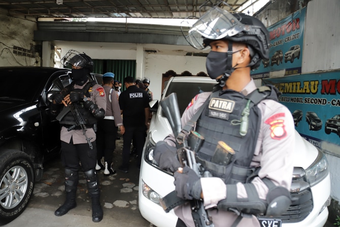 Personil Brimob mengamankan lokasi saat penggerebekan di rumah terduga teroris di Condet, Jakarta Timur, Senin (29/3/2021). Dari hasil penggerebekan ditemukan barang bukti berupa lima bom aktif dan jenis bom sumbu yang siap digunakan, lima toples besar ba - Image