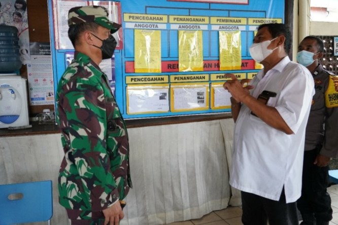 Danrem 163/Wira Satya meninjau pelaksanaan PPKM dan vaksinasi di Desa Sanur Kaja, Denpasar, Bali, Rabu (24/3). Penrem 163/Wira Satya/Antara - Image
