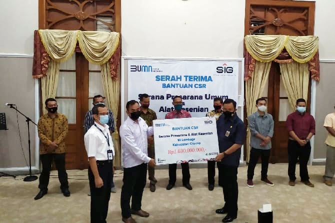 General Manager of CSR SIG Edy Saraya pun menyerahkan bantuan program SIG Peduli ini secara simbolis kepada Bupati Cilacap Tatto Suwarto Pamuji di Ruang Gadri, Kantor Bupati Cilacap. - Image