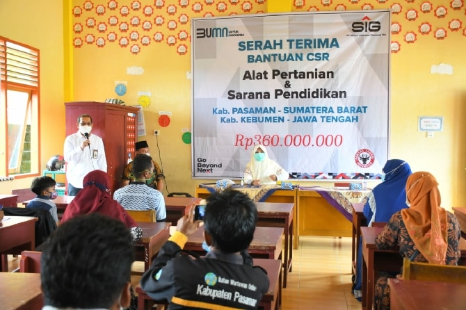 Program CSR SIG dialkukan dengan memberikan bantuan peralatan pertanian kepada petani di Kebumen dan Padang - Image