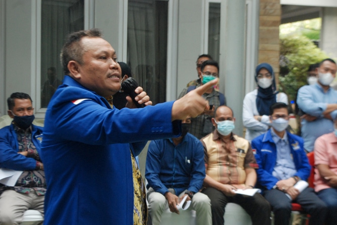 Sekjen Partai Demokrat versi KLB Jhonny Allen memberikan keterangan pers terkait urgensi KLB Sibolangit di Jakarta, Kamis (11/3/2021). Dalam keterangannya Jhonny mengatakan pengurus versi KLB akan melaporkan AHY ke kepolisian atas dugaan pemalsuan mukadim - Image