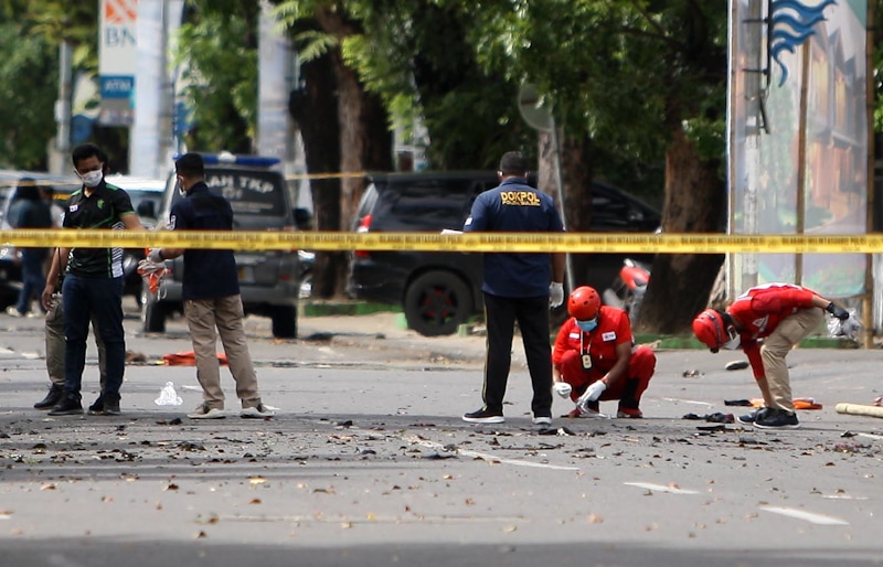 Petugas DVI Polda Sulsel dibantu PMI Kota Makassar melakukan olah TKP dan membersihkan sisa material bom di Jl Kajaolalido Minggu, 28 Maret. Bom meledak tepat di depan Gereja Katedral -- TAWAKKAL/FAJAR - Image