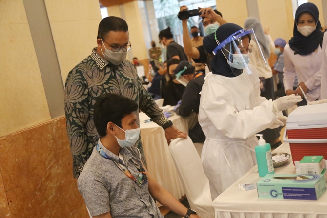 Gubernur DKI Jakarta Anies Baswedan saat meninjau pelaksanaan vaksinasi COVID-19 kepada pegawai dan wartawan di Gedung Balaikota, Jakarta Pusat, Rabu (24/3/2021). Pelaksanaan vaksinasi ini atas kerjasama antara Pemprov DKI Jakarta dengan Dewan Pers. Seban - Image