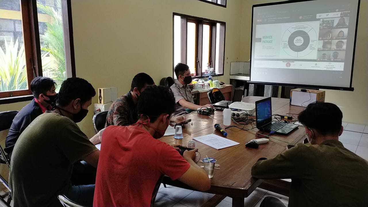Mahasiswa Universitas Prasetiya Mulya menjalani rangkaian Comdev dengan mendampingi pelaku UMKM.. Foto : Humas Universitas Prasetiya Mulya - Image