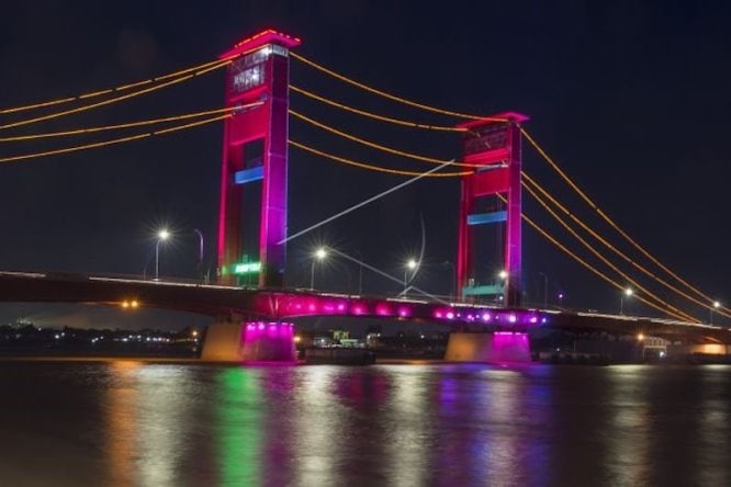 Jembatan Ampera ikon Kota Palembang pada malam hari. - Image